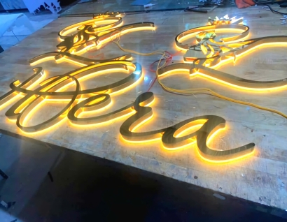 Thi công bảng hiệu đèn led hắt sáng chân