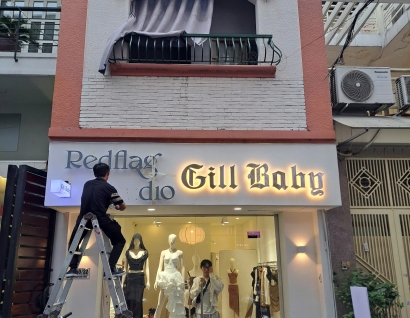 Thi công bảng hiệu shop quần áo